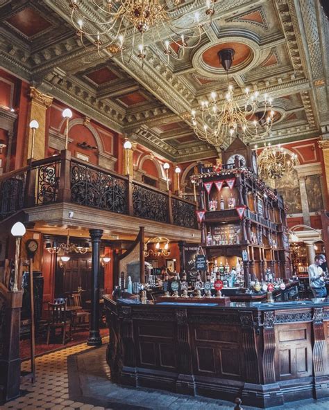 The old bank of England on Fleet street London. | British pub, London ...