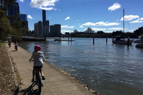 Cycle or walk the Riverwalk between New Farm and Brisbane CBD ...