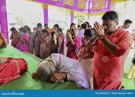 Howrah, West Bengal, India - 14th October 2021 : Hindu Devotees Offering Pushpanjali To Goddess ...