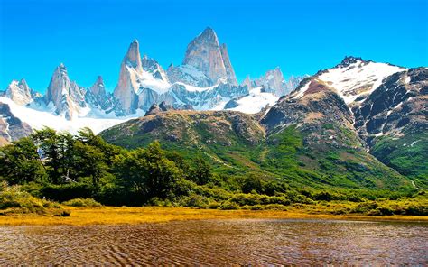 BANCO DE IMÁGENES: Montañas nevadas en la Patagonia, Argentina.