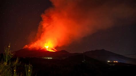 Etna erupts: Volcanic cloud closes Italy airport | CTV News