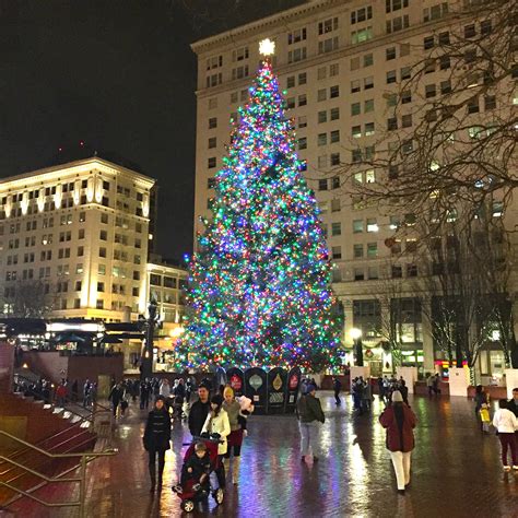 Christmas night in downtown Portland: People gather in glow of city's tree in holiday's final ...