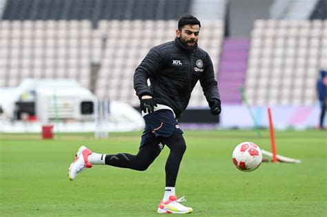 Virat Kohli warms up with a round of football | ESPNcricinfo.com