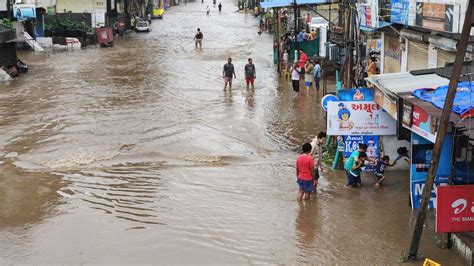 Gujarat rains: Chaos in India state amid heavy downpour - BBC News