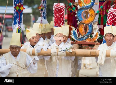 Tributes, South Korea Traditional events for the deceased Stock Photo ...