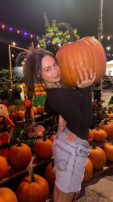 Elsie | posing with pumpkin | IG Story | October 2023 : r/ElsieHewitt