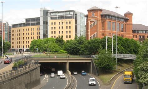 Nuffield Health Leeds Hospital © Dave Pickersgill cc-by-sa/2.0 :: Geograph Britain and Ireland