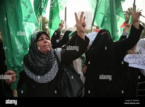 Gaza City, The Gaza Strip, Palestine. 22nd Jan, 2018. Palestinian women take part in a protest ...