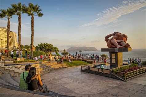 Stroll El Malecon in Miraflores, Lima