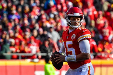 Video: Patrick Mahomes Throws Incredible No-Look Pass, Twitter Names Him MVP of the Season ...