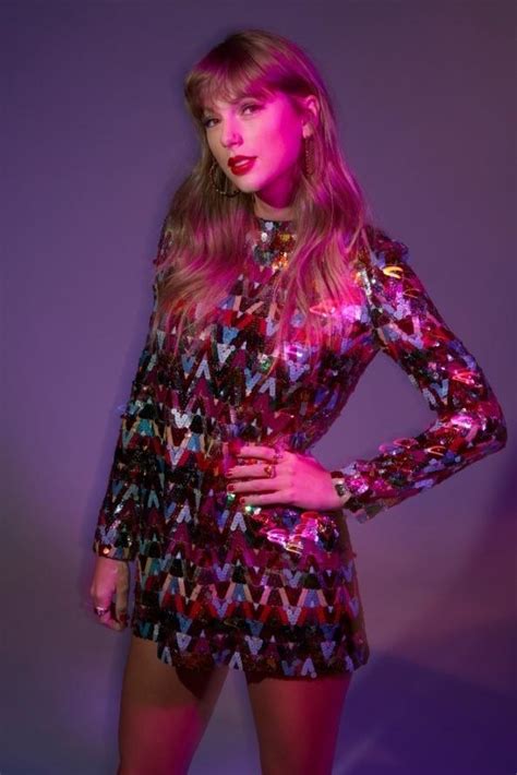 New outtake from the SNL 2021 photoshoot : r/TaylorSwift
