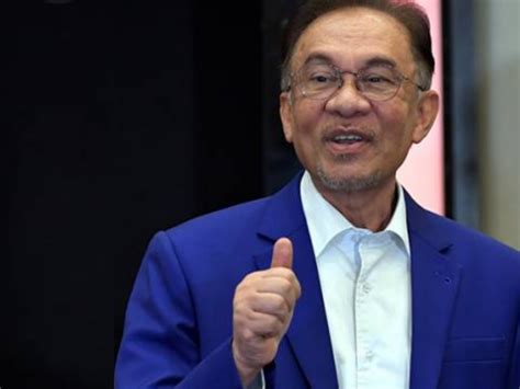 Anwar Ibrahim Is On His Way To Istana Negara To Be Sworn In! | Fly FM