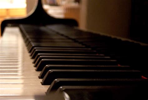 File:Piano Keys warm.jpg - Wikimedia Commons