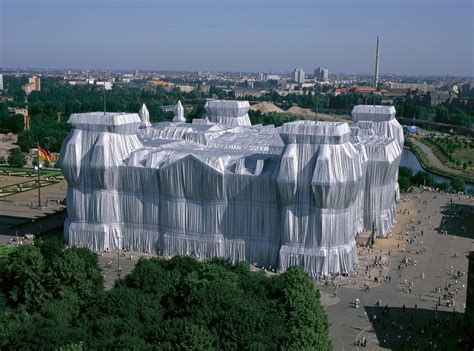 Christo and Jeanne-Claude, Wrapped Reichstag, 1995. © Wolfgang Volz | Christo and jeanne claude ...