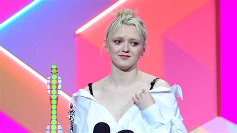 Maisie Williams Made Her 2021 Award-Show Debut With Bleached Brows and ...