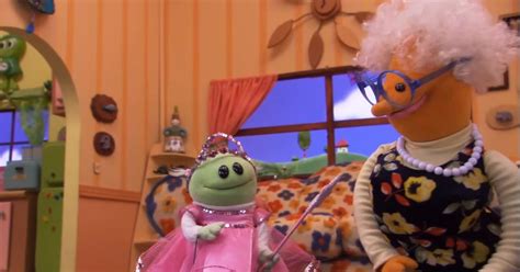 Nanalan' puppet show goes viral on Tiktok - CBS Chicago