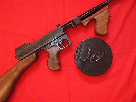 REPLICA MODEL 1928 THOMSON SUB MACHINE GUN ‘CHICAGO TYPEWRITER’ BY DENIX | JB Military Antiques