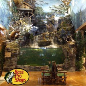 Bass Pro Shops – Aquarium and Fish Feeding | Patriot Place