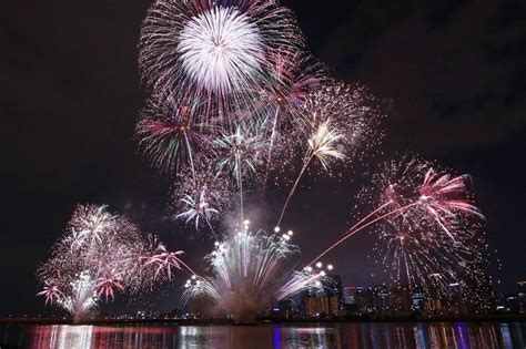 In Photos: Fireworks light up night sky of Osaka for 1st time in 3 yrs - The Mainichi