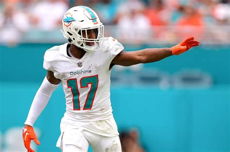 Jaylen Waddle injury: Dolphins WR suffers leg injury in Week 13 ...