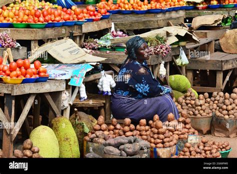 Kampala market hi-res stock photography and images - Alamy