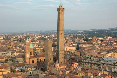 Viajero Turismo: Recorre Bolonia en Italia empezando desde sus Dos Torres