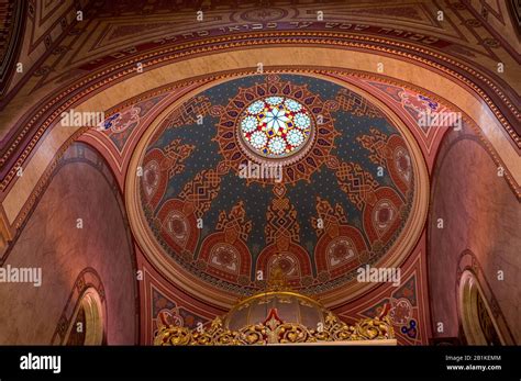 splendid interior of jewish Dohány Street Synagogue in Budapest Stock ...