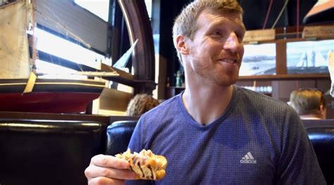 NBA 'Sandwich Hunter' Matt Bonner raves about Halifax donair, lobster roll | CBC News