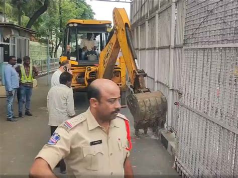 Hyderabad: Fencing at Pragathi Bhavan taken down as Congress cabinet ...