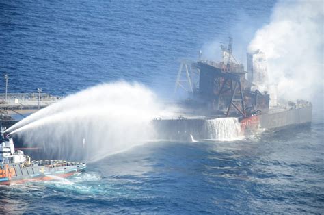 Rescuers extinguish fire on oil tanker in Sri Lanka after 3 days | Daily Sabah