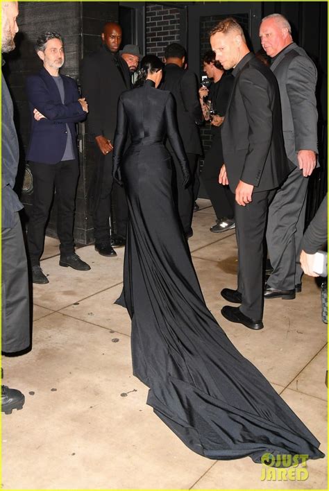 Kim Kardashian Finally Reveals Her Face, Channels Batwoman at Met Gala ...