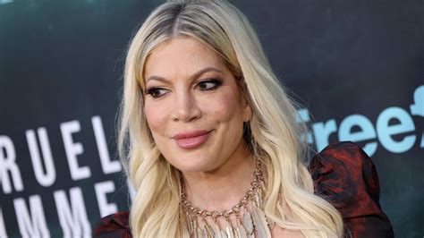 Tori Spelling, 50, effortlessly channels Y2K vibes in flared jeans and ...