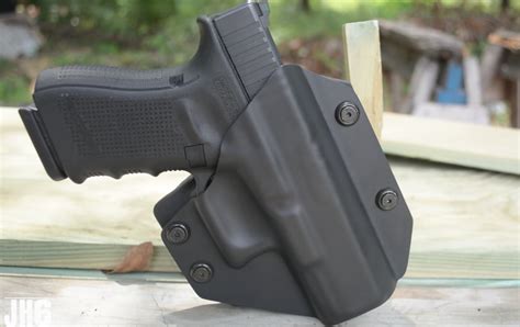 The Best OWB Holster for Glock 19 Pistols (Leather & Kydex)