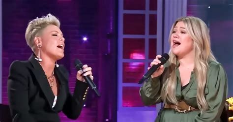 Pink and Kelly Clarkson Sing Acoustic Version of ‘Who Knew’