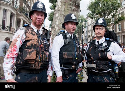 Police splashed with paint at Annual Notting Hill Carnival in London ...