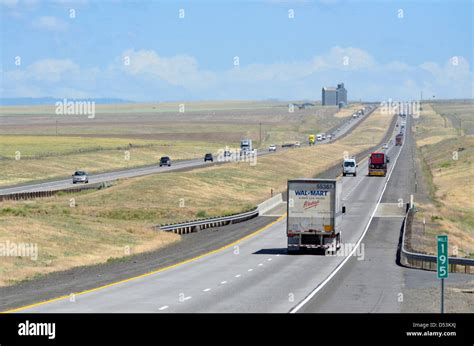 Traffic on Interstate 84 in Eastern Oregon Stock Photo - Alamy