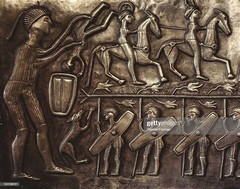 Panel of the Gundestrup cauldron, Scene of human sacrifice while... Photo d'actualité - Getty Images