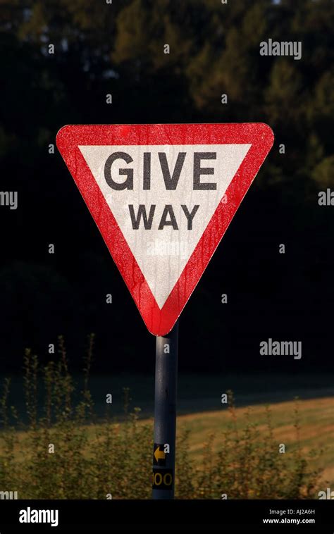 GIVE WAY ROAD SIGN. ENGLAND. UK Stock Photo - Alamy