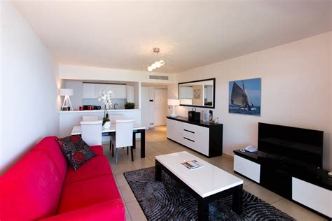 Cap d'Antibes apartment with a double bed, sofa bed and fully equipped kitchen