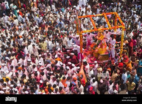 Crowd at religious procession during Ganpati visarjan ceremony, Mumbai ...