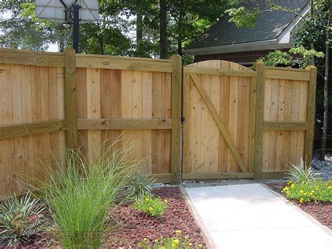 Wooden Privacy Fence Contractor | South Texas Fence and Deck - Victoria TX