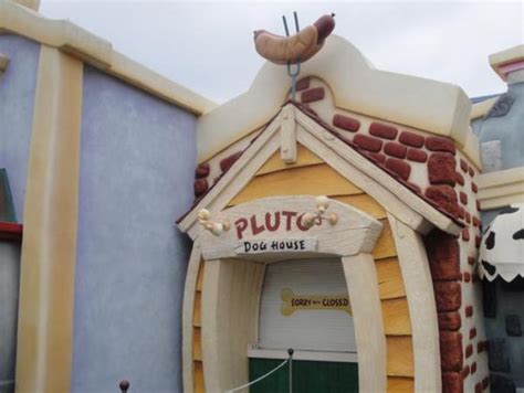 Pluto s Dog House Disneyland Pluto s dog house is a counter service restaurant in toontown at ...