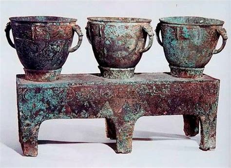 Unearthed in the tomb of Fu Hao, this unique Shang Dynasty bronzeware is called sanlianyan ...