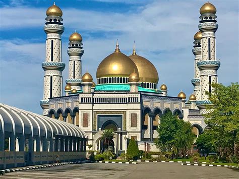 7 Marvelous Mosques To Visit In Brunei [Saifuddien, Bolkiah + Others] - TRVLGUIDES [Learn How To ...