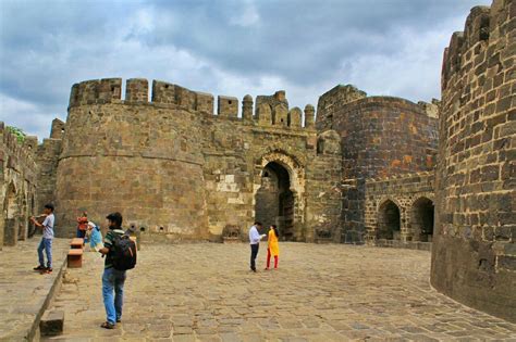 A Guide to Daulatabad Fort and The Fishy Case of The Lost Guidebook