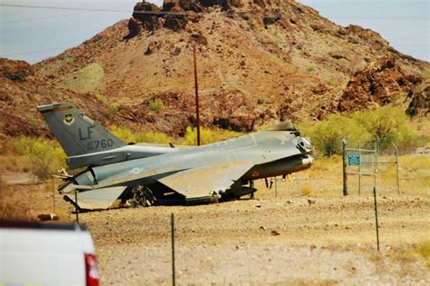 F-16C Fighter jet crash-lands at Lake Havasu City - Fighter Jets World