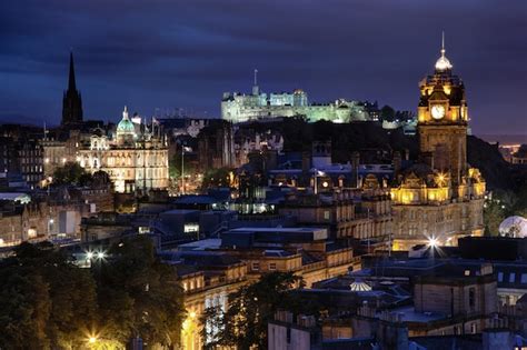 Premium Photo | Sunset over night edinburgh, scotland