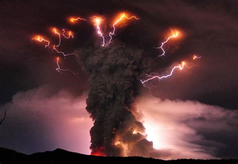 The volcano eruption with lightning on his head plandetransformacion.unirioja.es