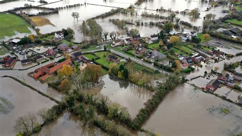 England floods: What is making them worse? - BBC News