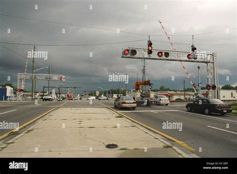 Railroad crossing signals usa hi-res stock photography and images - Alamy